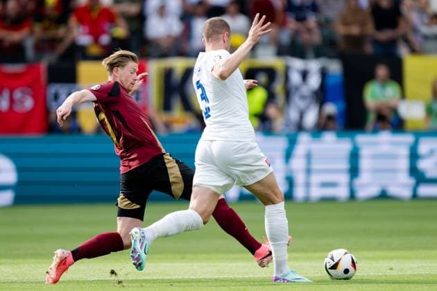 240617 Kevin De Bruyne of Belgium and Denis Vavro of Slovakia during the UEFA Euro 2024 Football Championship match between Belgium and Slovakia on June 17, 2024 in Frankfurt Photo Mathias Bergeld BILDBYRAN kod MB MB0937 fotboll football soccer fotballs em europamästerskap em uefa euro uefa european football championship euro 2024 belgien belgium slovakien slovakia bbeng  Copyright: MATHIASxBERGELD BB240617MB037