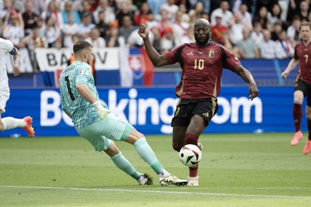 240617 EURO2024 BELGIUM VS SLOVAKIA Martin Dubravka (1) of Slovakia battles for the ball with Romelu Lukaku (10) of Belgium during a soccer game between the national teams of Belgium, called the Red Devils and Slovakia on the first matchday in Group E in the group stage of the UEFA EURO, EM, Europameisterschaft,Fussball 2024 tournament , on Monday 17 June 2024 in Frankfurt , Germany . PHOTO SPORTPIX Maarten Straetemans FRANKFURT GERMANY  Copyright: xx 463611