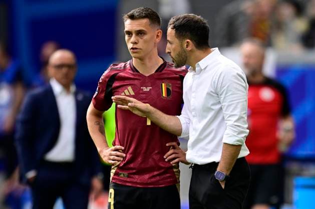 Belgium v Slovakia Group E - UEFA EURO, EM, Europameisterschaft,Fussball 2024 FRANKFURT AM MAIN, GERMANY - JUNE 17 : Trossard Leandro forward of Belgium talking to Tedesco Domenico head coach of Belgium during the UEFA EURO 2024 European Football Championship tournament group E stage match between Belgium and Slovakia at Frankfurt Arena on June 17, 2024 in Frankfurt am Main, Germany, 17 06 2024 Frankfurt am Main Germany  Copyright: xPeterxDexVoechtx