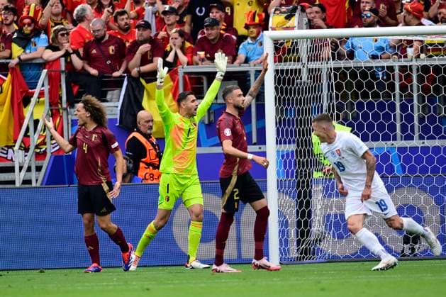 Belgium v Slovakia Group E - UEFA EURO, EM, Europameisterschaft,Fussball 2024 FRANKFURT AM MAIN, GERMANY - JUNE 17 : Casteels Koen goalkeeper of Belgium, Faes Wout defender of Belgium and Debast Zeno defender of Belgium reacting on the openings goal of Slovakia during the UEFA EURO 2024 European Football Championship tournament group E stage match between Belgium and Slovakia at Frankfurt Arena on June 17, 2024 in Frankfurt am Main, Germany, 17 06 2024 Frankfurt am Main Germany  Copyright: xPeterxDexVoechtx