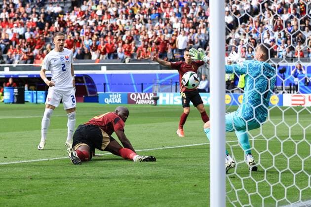 Fußball UEFA EURO 2024 Gruppe E Belgien - Slowakei 17. Juni 2024 UEFA EURO 2024 Gruppe E Belgien - Slowakei Romelu Lukaku (Belgien) schießt aus kurzer Distanz vorbei Foto Simon Stacpoole Abseits Frankfurt Deutschland  Copyright: xSimonxStacpoolexOffside