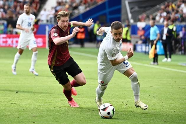 240617 EURO2024 BELGIUM VS SLOVAKIA Kevin De Bruyne (7) of Belgium battles for the ball with Peter Pekarik (2) of Slovakia during a soccer game between the national teams of Belgium, called the Red Devils and Slovakia on the first matchday in Group E in the group stage of the UEFA EURO, EM, Europameisterschaft,Fussball 2024 tournament , on Monday 17 June 2024 in Frankfurt , Germany . PHOTO SPORTPIX Maarten Straetemans FRANKFURT GERMANY  Copyright: xx 463645