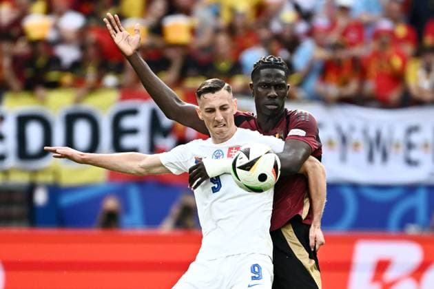 240617 EURO2024 BELGIUM VS SLOVAKIA Robert Bozenik (9) of Slovakia battles for the ball with Amadou Onana (24) of Belgium during a soccer game between the national teams of Belgium, called the Red Devils and Slovakia on the first matchday in Group E in the group stage of the UEFA EURO, EM, Europameisterschaft,Fussball 2024 tournament , on Monday 17 June 2024 in Frankfurt , Germany . PHOTO SPORTPIX Maarten Straetemans FRANKFURT GERMANY  Copyright: xx 463661