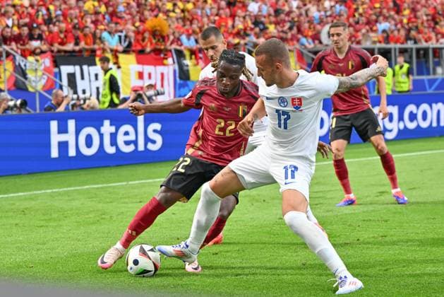 240617 EURO2024 BELGIUM VS SLOVAKIA Jeremy Doku (22) of Belgium fighting for the ball with Lukas Haraslin (17) of Slovakia during a soccer game between the national teams of Belgium, called the Red Devils and Slovakia on the first matchday in Group E in the group stage of the UEFA EURO, EM, Europameisterschaft,Fussball 2024 tournament , on Monday 17 June 2024 in Frankfurt , Germany . PHOTO SPORTPIX David Catry FRANKFURT GERMANY  Copyright: xx 463665