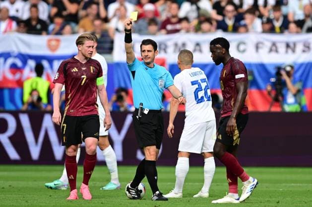 Referee shows yellow card Kevin De Bruyne during UEFA EURO, EM, Europameisterschaft,Fussball 2024 match, Belgium - Slovakia, 17.june 2024 Frankfurt Germany Copyright: xx DSC_4084