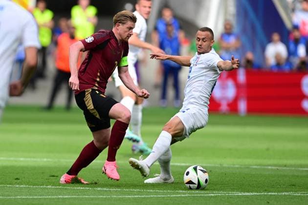 Kevin De Bruyne in a battle for the ball with Stanislav Lobotka during UEFA EURO, EM, Europameisterschaft,Fussball 2024 match, Belgium - Slovakia, 17.june 2024 Frankfurt Germany Copyright: xx DSC_3909
