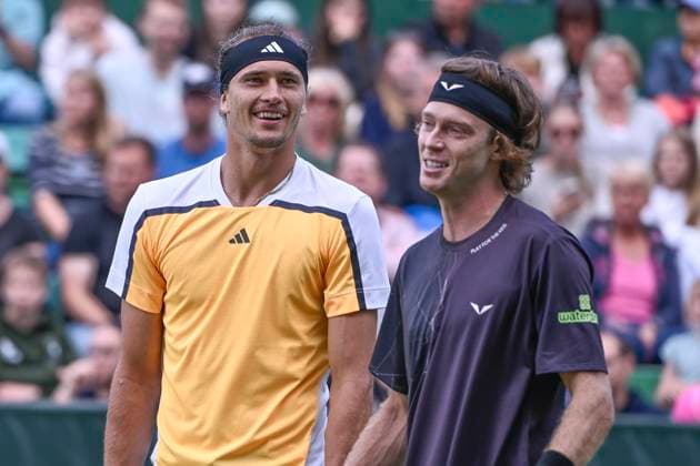 Alexander Zverev GER, Andrey Rublev laughing smiling good-humored grinning grinning 17 06 2024 Tennis Terra Wortmann Open, ATP World Tour 500, , OWL ARENA, Halle Westfalen , NRW Germany Copyright: xpepphotox xHorstxMauelshagenx pep00321, pep_20240617_hm
