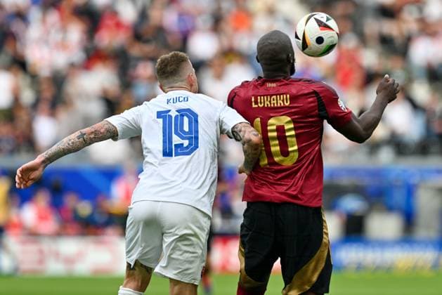 240617 EURO2024 BELGIUM VS SLOVAKIA Juraj Kucka (19) of Slovakia and Romelu Lukaku (10) of Belgium fighting for the ball during a soccer game between the national teams of Belgium, called the Red Devils and Slovakia on the first matchday in Group E in the group stage of the UEFA EURO, EM, Europameisterschaft,Fussball 2024 tournament , on Monday 17 June 2024 in Frankfurt , Germany . PHOTO SPORTPIX David Catry FRANKFURT GERMANY  Copyright: xx 463740