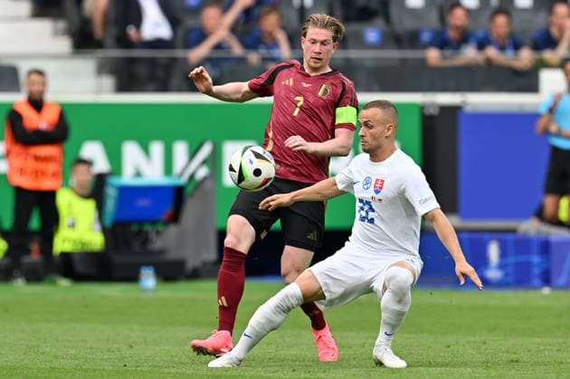 240617 EURO2024 BELGIUM VS SLOVAKIA Kevin De Bruyne (7) of Belgium fighting for the ball with Stanislav Lobotka (22) of Slovakia during a soccer game between the national teams of Belgium, called the Red Devils and Slovakia on the first matchday in Group E in the group stage of the UEFA EURO, EM, Europameisterschaft,Fussball 2024 tournament , on Monday 17 June 2024 in Frankfurt , Germany . PHOTO SPORTPIX David Catry FRANKFURT GERMANY  Copyright: xx 463744