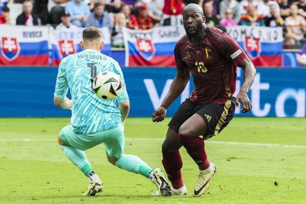 Slovakia s goalkeeper Martin Dubravka and Belgium s Romelu Lukaku fight for the ball during a soccer game between Belgian national soccer team Red Devils and Slovakia, Monday 17 June 2024 in Frankfurt Am Main, Germany, the first match in the group stage of the UEFA EURO, EM, Europameisterschaft,Fussball 2024 European championships. BRUNOxFAHY  x94746711x