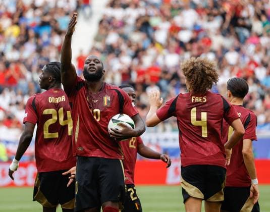 In the picture from left Amadou Onana Belgium, 24 , Romelu Lukaku Belgium, 10 , Jérémy Doku Belgium, 22 , Wout Faes Belgium, 4 and Yannick Carrasco Belgium, 11 , Goal to 1 1, Cheering 17 06 2024, Belgium vs Slovakia, European Championship 2024, Matchday 1, Germany, Frankfurt am Main, Deutsche Bank Park, DFL REGULATES PROHIBIT ANY USE OF PHOTOGRAPHS AS IMAGE SEQUENCES AND OR QUASI VIDEO Copyright: HMBxMedia xJulienxBecker