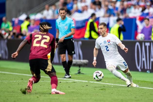 UEFA EURO 2024 Belgium Slovakia 17 06 2024 Peter Pekarik Slovakia, 2 , Jeremy Doku Belgium, 22 UEFA EURO 2024 Belgium Slovakia Frankfurt Arena, Frankfurt am Main 17 06 2024 Copyright: xBEAUTIFULxSPORTS Buriakovx