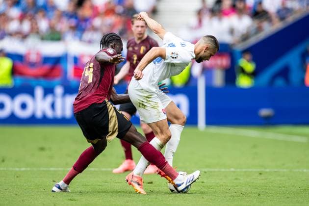 UEFA EURO 2024 Belgium Slovakia 17 06 2024 Amadou Onana Belgium, 24 , Vernon De Marco Slovakia, 15 UEFA EURO 2024 Belgium Slovakia Frankfurt Arena, Frankfurt am Main 17 06 2024 Copyright: xBEAUTIFULxSPORTS Buriakovx
