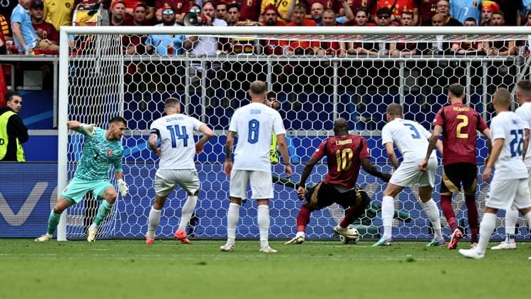 17 06 2024, xscotx, Football EM 2024, Belgium Slovakia, emspor, v l Martin Dubravka Slovakia Slovakia national soccer team Slovenska futbalova reprezentacia , Goal scorer Goal scorer Romelu Lukaku Bolingoli Belgium Belgium Belgium national soccer team Equipe de Belgique de football , Denis Vavro Slovakia Slovakia Slovakia national soccer team Slovenska futbalova reprezentacia Goal scored, Goal for offside Goal offside goal Frankfurt am Main