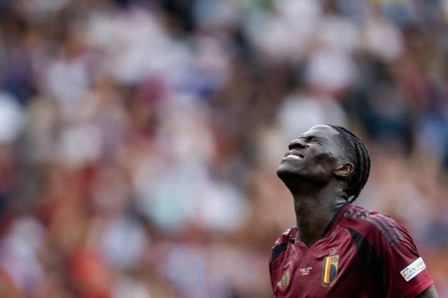 240617 Amadou Onana of Belgium in pain during the UEFA Euro 2024 Football Championship match between Belgium and Slovakia on June 17, 2024 in Frankfurt Photo Mathias Bergeld BILDBYRAN kod MB MB0937 fotboll football soccer fotballs em europamästerskap em uefa euro uefa european football championship euro 2024 belgien belgium slovakien slovakia bbeng depp skada  Copyright: MATHIASxBERGELD BB240617MB096