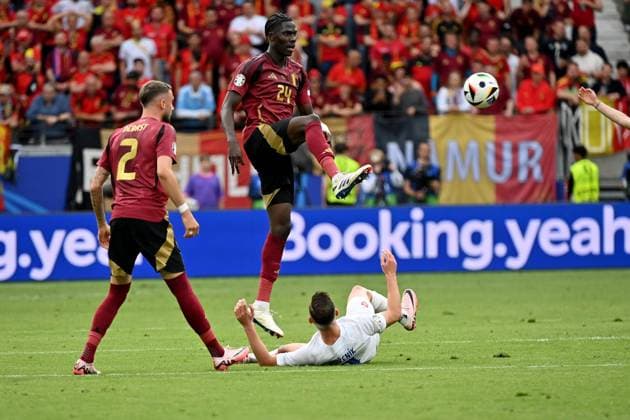 17 06 2024, xjrdrx, Football EM 2024, Belgium Slovakia emspor, v l Zeno Debast Belgium Amadou Mvom Onana Belgium Robert Bozenik Slovakia duel, action, action, battle for the ball DFL DFB REGULATIONS PROHIBIT ANY USE OF PHOTOGRAPHS as IMAGE SEQUENCES and or QUASI VIDEO Frankfurt