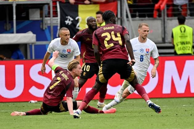 17 06 2024, xjrdrx, Football EM 2024, Belgium Slovakia emspor, v l Stanislav Lobotka Slovakia Kevin de Bruyne Belgium Romelu Lukaku Bolingoli Belgium Amadou Mvom Onana Belgium Ondrej Duda Slovakia duel, action, action, battle for the ball DFL DFB REGULATIONS PROHIBIT ANY USE OF PHOTOGRAPHS as IMAGE SEQUENCES and or QUASI VIDEO Frankfurt