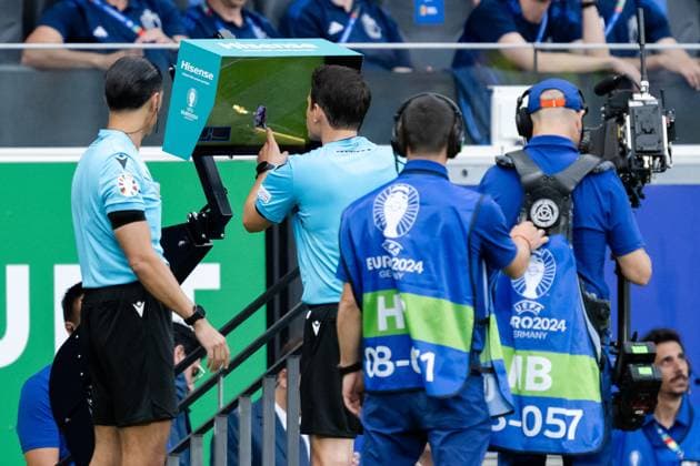 240617 Referee Umut Meler with a VAR review during the UEFA Euro 2024 Football Championship match between Belgium and Slovakia on June 17, 2024 in Frankfurt Photo Mathias Bergeld BILDBYRAN kod MB MB0937 fotboll football soccer fotballs em europamästerskap em uefa euro uefa european football championship euro 2024 belgien belgium slovakien slovakia bbeng  Copyright: MATHIASxBERGELD BB240617MB103