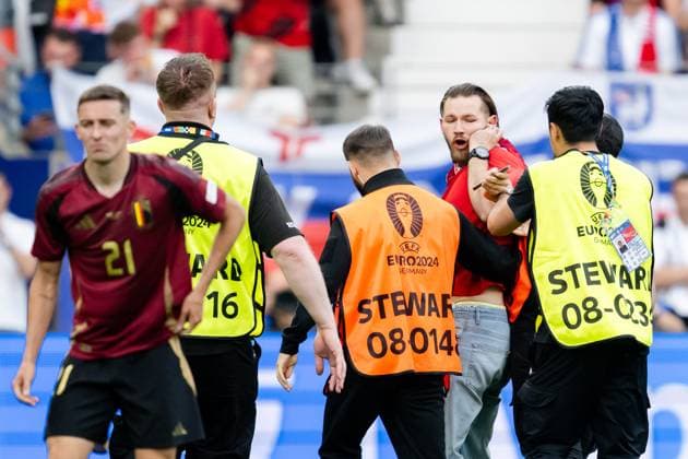 240617 A pitch invader during the UEFA Euro 2024 Football Championship match between Belgium and Slovakia on June 17, 2024 in Frankfurt Photo Mathias Bergeld BILDBYRAN code MB MB0937 fotboll football soccer fotballs em europamästskap em uefa euro uefa european football championship euro 2024 belgien belgium slovakien slovakia bbeng  Copyright: MATHIASxBERGELD BB240617MB107