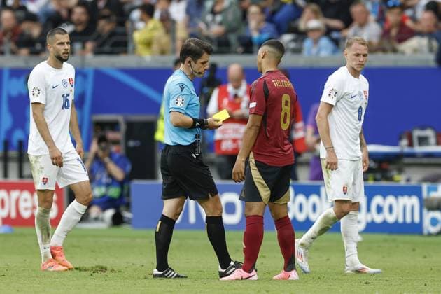 FRANKFURT, Arena Frankfurt, 17-06-2024 , European Football Championship Euro2024, Group stage match no.9 between Belgium and Slovakia. Referee Umut Meler shows yellow card to Belgium player Youri Tielemans Belguim - Slovakia (Euro2024)  x25518561x Copyright: