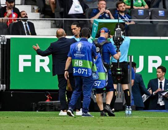 17 06 2024, xpsx, UEFA Euro 2024 preliminary round, Belgium Slovakia v l Coach Head Coach Francesco Calzona Video evidence VAR DFL DFB REGULATIONS PROHIBIT ANY USE OF PHOTOGRAPHS as IMAGE SEQUENCES and or QUASI VIDEO emspor Frankfurt