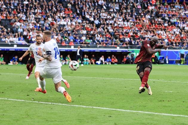 Fußball UEFA EURO 2024 Gruppe E Belgien gegen Slowakei 17. Juni 2024 UEFA EURO 2024 Gruppe E Belgien gegen Slowakei Romelu Lukaku aus Belgien erzielt ein Tor, das später nicht anerkannt wird Foto Simon Stacpoole Abseits Frankfurt Deutschland  Copyright: xSimonxStacpoolexOffside