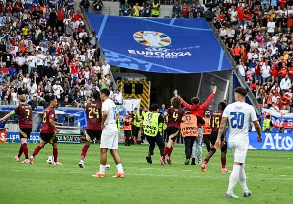 17 06 2024, xpsx, UEFA Euro 2024 preliminary round, Belgium Slovakia v l Flitzer mit Handy Selfie DFL DFB REGULATIONS PROHIBIT ANY USE OF PHOTOGRAPHS as IMAGE SEQUENCES and or QUASI VIDEO emspor Frankfurt