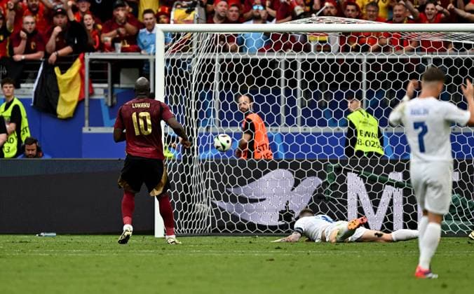 17 06 2024, xscotx, Football EM 2024, Belgium Slovakia, emspor, v l Torschuetze Goal scorer Romelu Lukaku Bolingoli Belgium Belgium national soccer team Equipe de Belgique de football , Milan Skriniar Slovakia Slovakia national soccer team Slovenska futbalova reprezentacia , Martin Dubravka Slovakia Slovakia national soccer team Slovenska futbalova reprezentacia Goal scored, goal for offside Goal offside goal Frankfurt am Main