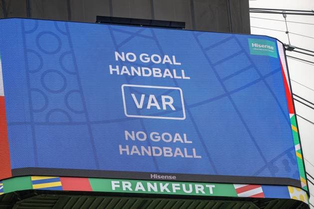 GER, EURO 2024, Group E, Belgium BEL vs Slovakia SVK 17 06 2024, Frankfurt Arena, Frankfurt, GER, EURO 2024, Group E, Belgium BEL vs Slovakia SVK In the picture The 2 video evidence, handball, no goal, no goal Still 0 1 for Slovakia nordphotoxGmbHxx xDenkinger nph00015