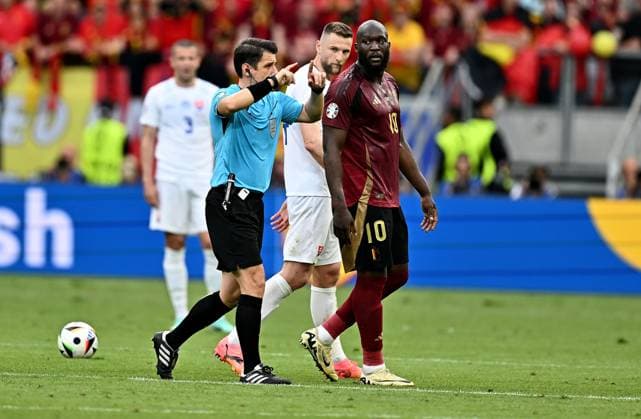 17 06 2024, xscotx, Football EM 2024, Belgium Slovakia, emspor, v l Referee Referee Halil Umut Meler Turkey Turkey gives instructions, gesticulates, gesticulate with arms gives instructions, gesticulate, gesticolando video evidence video assist video evidence TV evidence, Romelu Lukaku Bolingoli Belgium Belgium national soccer team Equipe de Belgique de football Frankfurt am Main