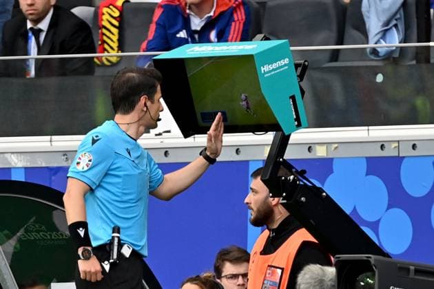 17 06 2024, xjrdrx, European Football Championship 2024, Belgium Slovakia emspor, v l Referee Meler, Halil Umut Turkey VAR Video Assistant Referee Dankert, Bastian Rostock on the second disallowed goal by Romelu Lukaku Bolingoli Belgium Handball DFL DFB REGULATIONS PROHIBIT ANY USE OF PHOTOGRAPHS as IMAGE SEQUENCES and or QUASI VIDEO Frankfurt