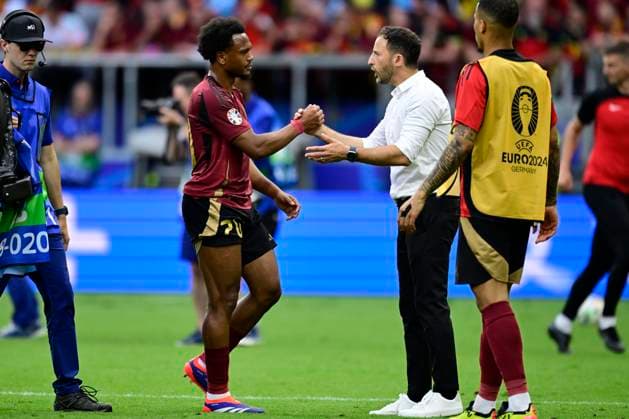 Belgium v Slovakia Group E - UEFA EURO, EM, Europameisterschaft,Fussball 2024 FRANKFURT AM MAIN, GERMANY - JUNE 17 : Tedesco Domenico head coach of Belgium comforts Openda Lois forward of Belgium after the UEFA EURO 2024 European Football Championship tournament group E stage match between Belgium and Slovakia at Frankfurt Arena on June 17, 2024 in Frankfurt am Main, Germany, 17 06 2024 Frankfurt am Main Germany  Copyright: xPeterxDexVoechtx