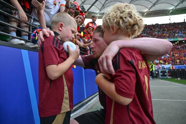 240617 EURO2024 BELGIUM VS SLOVAKIA Kevin De Bruyne (7) of Belgium consoles his children in the stands after losing a soccer game between the national teams of Belgium, called the Red Devils and Slovakia on the first matchday in Group E in the group stage of the UEFA EURO, EM, Europameisterschaft,Fussball 2024 tournament , on Monday 17 June 2024 in Frankfurt , Germany . PHOTO SPORTPIX David Catry FRANKFURT GERMANY  Copyright: xx 463841