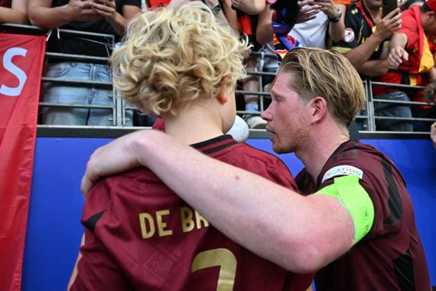 240617 EURO2024 BELGIUM VS SLOVAKIA Kevin De Bruyne (7) of Belgium consoles his children in the stands after losing a soccer game between the national teams of Belgium, called the Red Devils and Slovakia on the first matchday in Group E in the group stage of the UEFA EURO, EM, Europameisterschaft,Fussball 2024 tournament , on Monday 17 June 2024 in Frankfurt , Germany . PHOTO SPORTPIX David Catry FRANKFURT GERMANY  Copyright: xx 463844