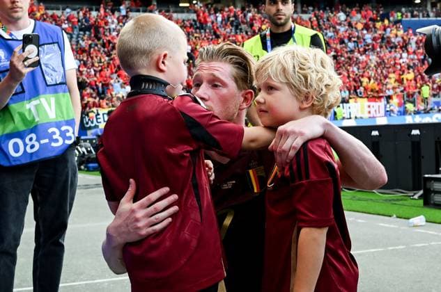 17 06 2024, xpsx, UEFA Euro 2024 preliminary round, Belgium Slovakia v l Kevin de Bruyne Belgium consoles his children DFL DFB REGULATIONS PROHIBIT ANY USE OF PHOTOGRAPHS as IMAGE SEQUENCES and or QUASI VIDEO emspor Frankfurt