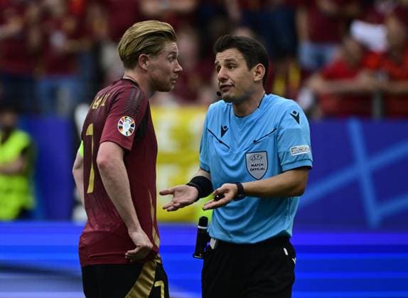 Belgium s Kevin De Bruyne and Referee Turkish Umut Meler talk during a soccer game between Belgian national soccer team Red Devils and Slovakia, Monday 17 June 2024 in Frankfurt Am Main, Germany, the first match in the group stage of the UEFA EURO, EM, Europameisterschaft,Fussball 2024 European championships. DIRKxWAEM  x94749494x
