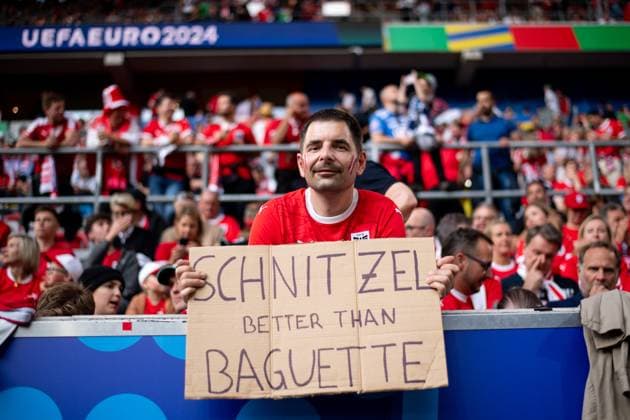 Fans of Austria with sign Schnitzel better than Baguette, GER, Austria AUT vs France FRA , European Football Championship, UEFA EURO 2024, Group D, 1 Matchday, 17 06 2024 GER, Austria AUT vs France FRA , European Football Championship, UEFA EURO 2024, Group D, 1 Matchday, 17 06 2024 Duesseldorf Copyright: xEibner-Pressefoto Memmlerx EP_MMR