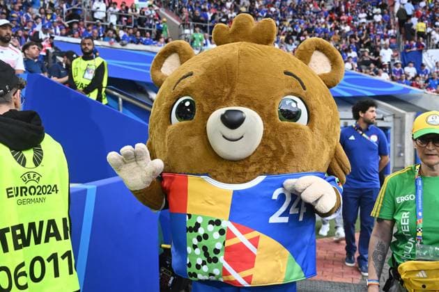 17 06 2024, xjhx, Football EM 2024, Austria France emspor, v l Mascot Albärt DFL DFB REGULATIONS PROHIBIT ANY USE OF PHOTOGRAPHS as IMAGE SEQUENCES and or QUASI VIDEO Düsseldorf