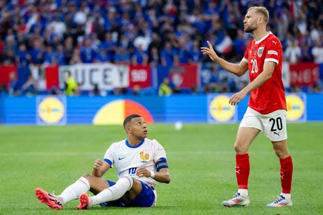 240617 Kylian MbappÃ of France and Konrad Laimer of Austria during the UEFA Euro 2024 Football Championship match between Austria and France on June 17, 2024 in Düsseldorf Photo Jesper Zerman BILDBYRAN kod JZ JZ0540 fotboll football soccer fotballs em europamästerskap em uefa euro uefa european football championship euro 2024 österrike austria frankrike france bbeng  Copyright: JESPERxZERMAN BB240617JZ046