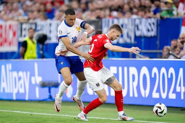 240617 Kylian MbappÃ of France and Stefan Posch of Austria during the UEFA Euro 2024 Football Championship match between Austria and France on June 17, 2024 in Düsseldorf Photo Jesper Zerman BILDBYRAN kod JZ JZ0540 fotboll football soccer fotballs em europamästerskap em uefa euro uefa european football championship euro 2024 österrike austria frankrike france bbeng  Copyright: JESPERxZERMAN BB240617JZ047