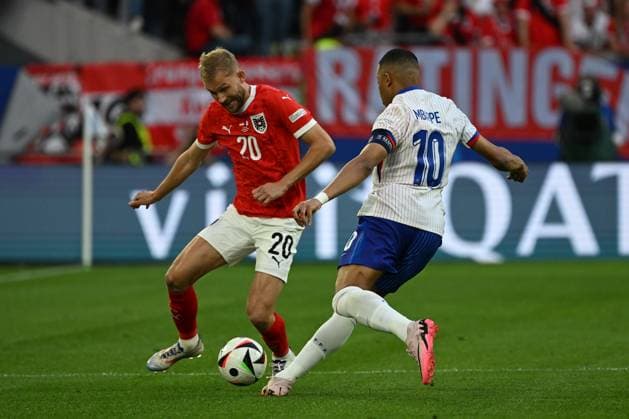 17 06 2024, xjhx, Football EM 2024, Austria France emspor, v l Konrad Laimer Austria Austria Kylian Mbappe Lottin France duel, action, action, battle for the ball DFL DFB REGULATIONS PROHIBIT ANY USE OF PHOTOGRAPHS as IMAGE SEQUENCES and or QUASI VIDEO Düsseldorf