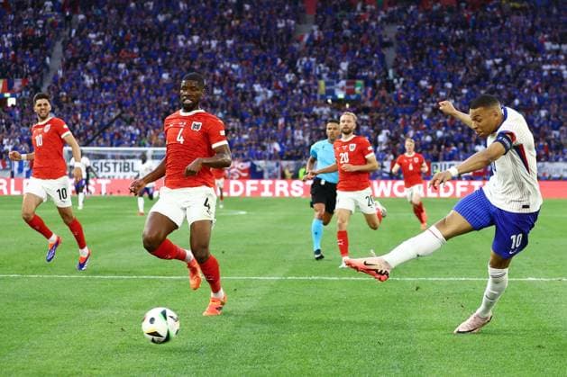 Kylian Mbappà of France takes a shot but fails to score Austria v France, UEFA European Championship, EM, Europameisterschaft 2024, Group D, Football, Dusseldorf Arena, Dusseldorf, Germany, 17 Jun 2024 EDITORIAL USE ONLY No use with unauthorised audio, video, data, fixture lists, club league logos or live services. Online in-match use limited to 120 images, no video emulation. No use in betting, games or single club league player publications. Copyright: xKieranxMcManus Shutterstockx 14539693ab