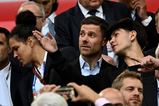 17 06 2024, xjhx, European Football Championship 2024, Austria France emspor, v l Coach Xabi Alonso Bayer Leverkusen with his son Jontxu Aramburu Alonso DFL DFB REGULATIONS PROHIBIT ANY USE OF PHOTOGRAPHS as IMAGE SEQUENCES and or QUASI VIDEO Düsseldorf