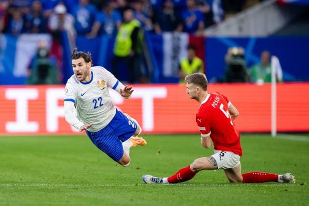 240617 Theo Hernandez of France and Stefan Posch of Austria during the UEFA Euro 2024 Football Championship match between Austria and France on June 17, 2024 in Düsseldorf Photo Jesper Zerman BILDBYRAN kod JZ JZ0540 fotboll football soccer fotballs em europamästerskap em uefa euro uefa european football championship euro 2024 österrike austria frankrike france bbeng  Copyright: JESPERxZERMAN BB240617JZ053