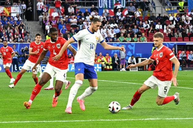 DUSSELDORF - (l-r) Kevin Danso of Austria, Adrien Rabiot of France, Stefan Posch of Austria during the UEFA EURO, EM, Europameisterschaft,Fussball 2024 group D match between Austria and France at the Esprit Arena on June 17, 2024 in Dusseldorf, Germany. ANP Hollandse Hoogte UEFA EURO 2024 2024 xVIxANPxSportx xxANPxIVx 501351625 originalFilename: 501351625.jpg