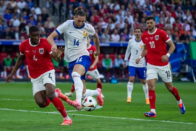 UEFA EURO 2024 Group match Austria France 17 06 2024 Adrien Rabiot France, 14 , Kevin Danso Austria, 4 UEFA EURO 2024 Group match Austria France Arena Düsseldorf, Düsseldorf, on 17 06 2024 Copyright: xBEAUTIFULxSPORTS Meuselx