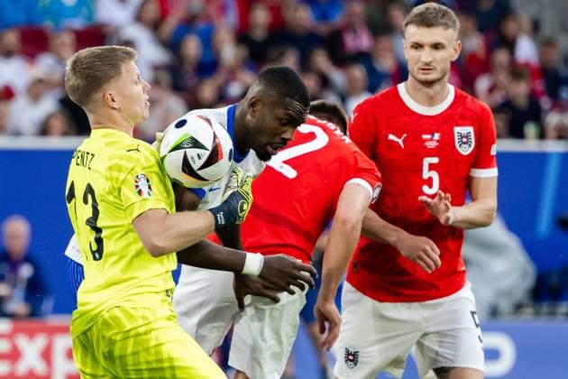 240617 Goalkeeper Patrick Pentz of Austria and Marcus Thuram of France during the UEFA Euro 2024 Football Championship match between Austria and France on June 17, 2024 in Düsseldorf Photo Jesper Zerman BILDBYRAN kod JZ JZ0540 fotboll football soccer fotballs em europamästerskap em uefa euro uefa european football championship euro 2024 österrike austria frankrike france bbeng  Copyright: JESPERxZERMAN BB240617JZ057
