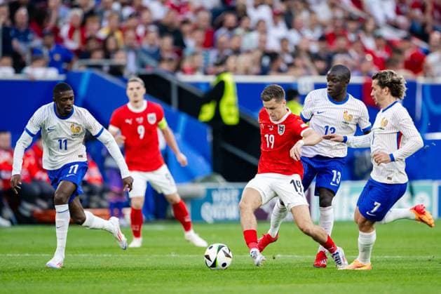240617 Christoph Baumgartner of Austria against Ousmane Dembele , N Golo KantÃ and Antoine Griezmann of France during the UEFA Euro 2024 Football Championship match between Austria and France on June 17, 2024 in Düsseldorf Photo Jesper Zerman BILDBYRAN kod JZ JZ0540 fotboll football soccer fotballs fotballs em europamästerskap em uefa euro uefa european football championship euro 2024 österrike austria frankrike france bbeng  Copyright: JESPERxZERMAN BB240617JZ058