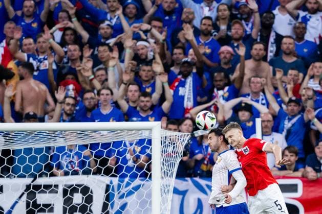 240617 Theo Hernandez of France and Maximilian Entrup of Austria during the UEFA Euro 2024 Football Championship match between Austria and France on June 17, 2024 in Düsseldorf Photo Jesper Zerman BILDBYRAN kod JZ JZ0540 fotboll football soccer fotballs em europamästerskap em uefa euro uefa european football championship euro 2024 österrike austria frankrike france bbeng  Copyright: JESPERxZERMAN BB240617JZ059