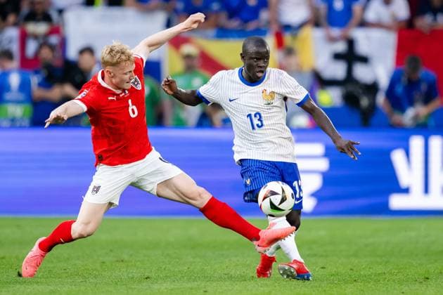 240617 Nicolas Seiwald of Austria and N Golo KantÃ of France during the UEFA Euro 2024 Football Championship match between Austria and France on June 17, 2024 in Düsseldorf Photo Jesper Zerman BILDBYRAN kod JZ JZ0540 fotboll football soccer fotballs em europamästerskap em uefa euro uefa european football championship euro 2024 österrike austria frankrike france bbeng  Copyright: JESPERxZERMAN BB240617JZ060